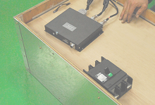 BMS、上蓋用の電源ブレーカー、充電器を収納