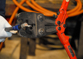 ケーブル配線に端子を取り付け