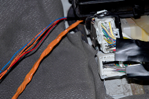 エアバッグ装置の脇から室内への配線