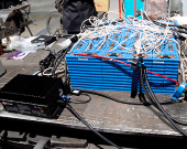 直列につないだ電池にコントローラーの配線を取り付け