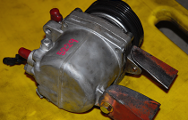 エアコンのコンプレッサに取り付けたステー