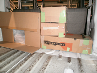 ラゲッジスペースに積み上げ方式で配置して、ボックスで覆うことを選択