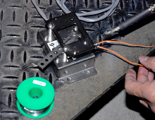 スロットルボディに配線をハンダ付け