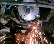 位置が決まったら、すかさず溶接