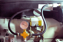 負圧制御装置、負圧ポンプ、バキュームタンクにそれぞれホースをつないで、取り回しのチェック。