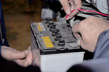 バッテリーをつないで、ブレーキ性能の確認作業。