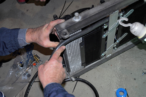 ゴムホースを逃がすためにヘリに残ったコアを潰す作業をすることに。