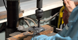 レンチのソケットが入るサイズにクランク角センサーの中心をボール盤で穴開け。