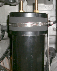 バキュームタンクはメンバーフレームに取り付けた自作ステーにホースバンドで取り付け。