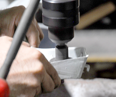 バキュームタンクの上部に出ているエアホースの取り付け弁をバンパーの返し部分が邪魔するので、ボール盤で穴を開ける。