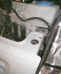 バンパー左にぽっかりと穴が開きました。でもボンネットを閉めれば、外観上の見栄えには影響しません。