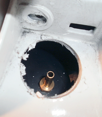 このバンパーに開けた穴でバキュームタンクにエアホースを楽々つなげられる。