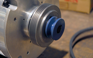 重ねるようにクランク角センサー用のプーリーを取り付ける。