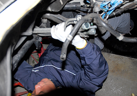 モーター+ATを再度降ろしたついでにラジエーターの水路とATオイルのパイプをとり外す。これらはこのエブリィには用なし部品となった。