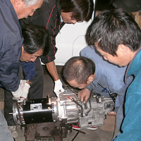 モーター+ATを3人がかりでミッションジャッキへ