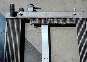 ラジエーターコアを切り取る