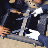 オイルクーラーをラジエーターハウジングに組み込む