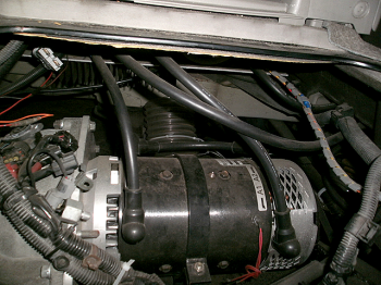 モーターを横置きに配置してクランプで吊る