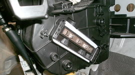 現物合わせして加工したヒーターコア