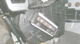 現物合わせして加工したヒーターコア