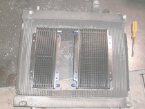 オイルクーラーを純正ラジエーターに入れ込む作業