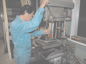 ボール盤での穴開け作業