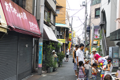 おもちゃのすぎやま跡地に大道芸人登場！