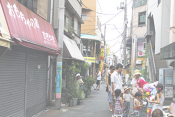 おもちゃのすぎやま跡地に大道芸人登場！