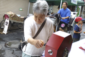 おもちゃのすぎやま跡地に大道芸人登場！
