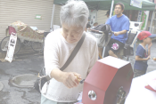 おもちゃのすぎやま跡地に大道芸人登場！