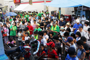 おもちゃのすぎやま跡地に大道芸人登場!