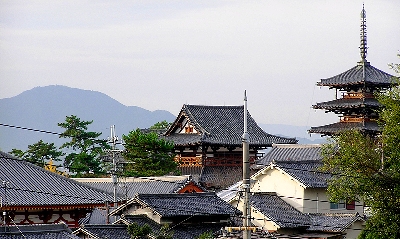 法隆寺の五重塔のむこうに二上山が浮かぶ