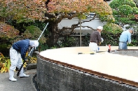 冬の葛晒しの準備をする職人たち