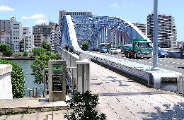 永代橋を東へ。路面電車がここを走っていたのか