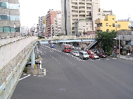 永代2丁目交差点。逆コの字の歩道橋。