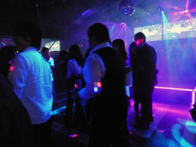 チークタイムもありました。懐かしい曲に合わせて、大物元暴走族メンバーがチークを踊っていました。KANAさんもディスコタイムで張り切って踊っていましたよ！
