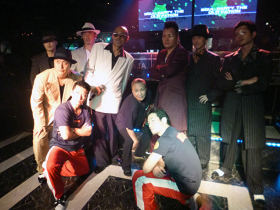 ショータイムのダンスチームと記念撮影をするKANAさんと司会進行役のJINさん。みんなの笑顔が嬉しい1日でした。お疲れ様でした！